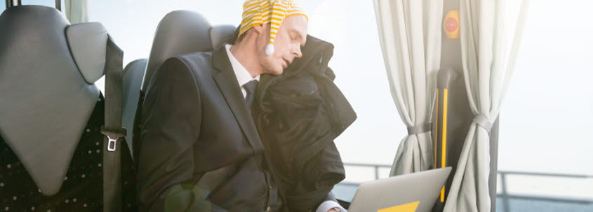 Person jobbar på tåget