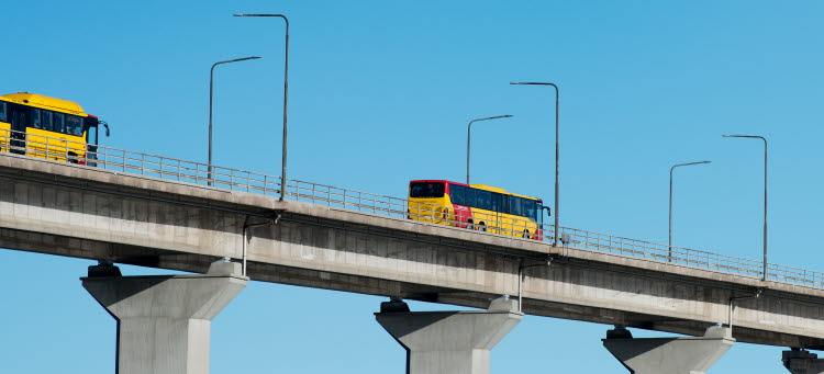 Två bussar som kör över Ölandsbron