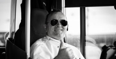 Bussförare ger tumme upp