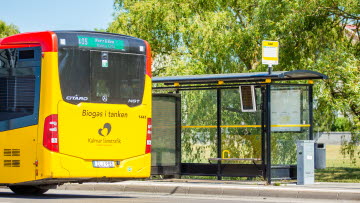 Buss vid en busskur 