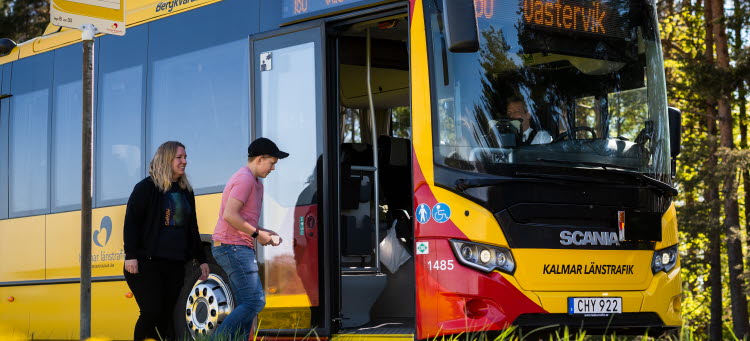 Två personer som stiger på en landsbygdsbuss