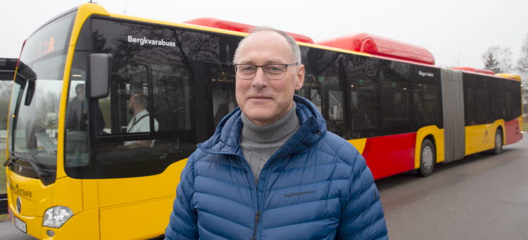 Kalmar länstrafiks trafikchef Stefan Karlsson framför en ledbuss