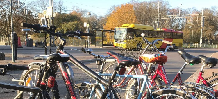 Cyklar som står parkerade vid Kalmar C
