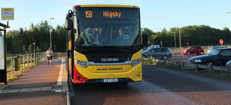 Buss 158 släpper på passagerare vid hållplats Ålem E22