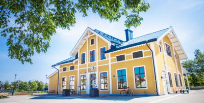 Bild på stationshuset vid Nybro station