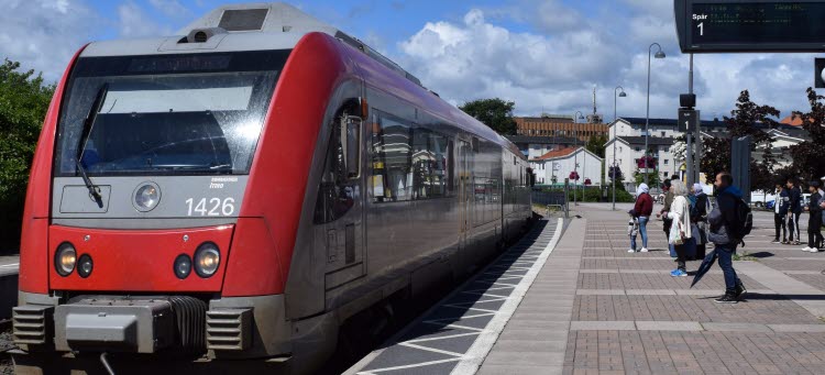 Kustpilen rullar in vid Vimmerby station