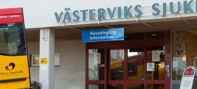 Specialfordon står parkerat vid huvudentrén vid sjukhuset i Västervik