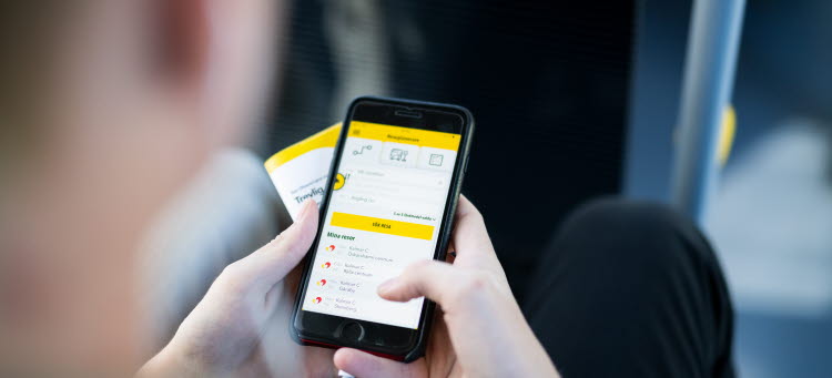 En person som köper biljett i Kalmar länstrafiks app.