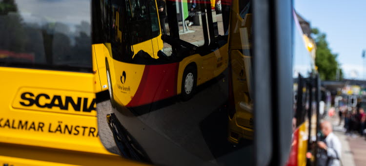 Buss står parkerad vid Kalmar C och inväntar passagerare